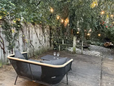 Row-home 3min drive to Central Market,Office,Patio w/ Fire Pit, Artistic Accents