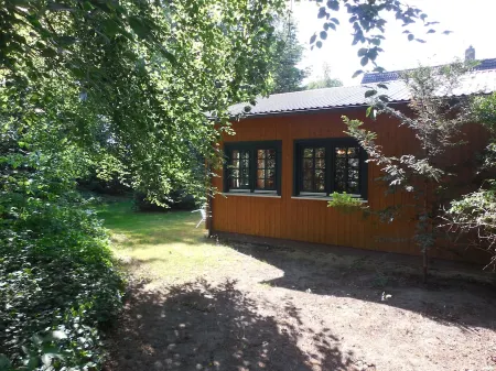 Cozy wooden cottage with Wi-Fi and feel-good atmosphere Отели в г. Бомте