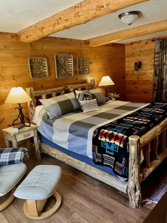 Riverfront Cozy Cabin with spacious hot tub on the Middle Fork Payette River.