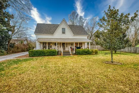 Walk Downtown! Large Pool, Hot tub, Fire pit, Close to EVERYTHING!