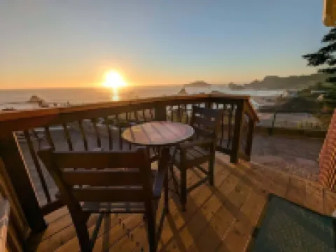 Sparkling Clean, Private & Quiet! Amazing Ocean Views [4]