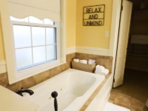 Massive Room - King Bed-Fireplace-10' Ceilings-50" Widescreen TV Hotels in Jefferson