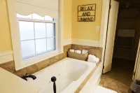 Massive Room - King Bed-Fireplace-10' Ceilings-50" Widescreen TV