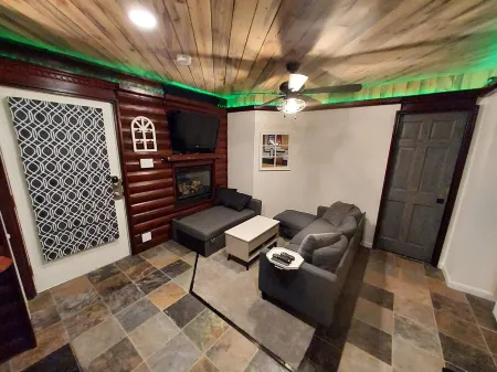 Modern mountain cabin condo w/ jetted tub steam shower +music reactive lighting
