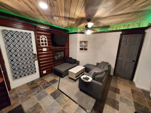 Modern mountain cabin condo w/ jetted tub steam shower +music reactive lighting