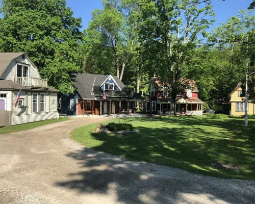 Doc's Lake house 1st floor, 2 bedroom apartment アディソンのホテル