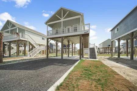 Brand New Home! Beach Views! Sleeps 6! Pets Welcome!