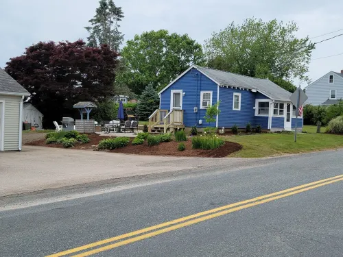 Adorable  Snug Harbor Cozy Cottage,Minutes to the beach(pet friendly)
