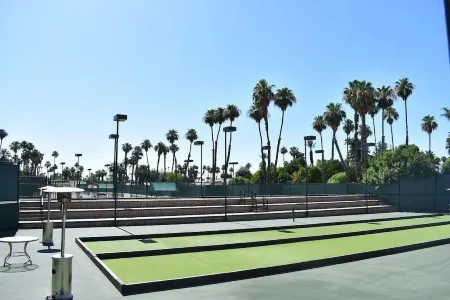 Desert Gateway Mid-Century home on country club! 5 minutes to El Paseo district Отели рядом с достопримечательностью «Melissa Morgan Fine Art Gallery»