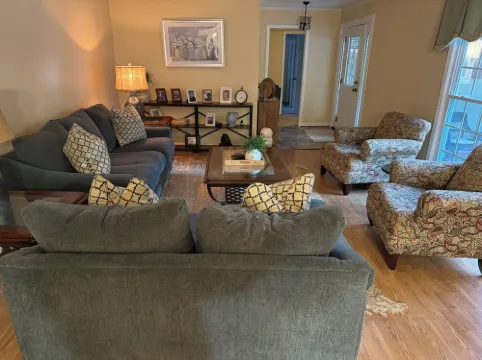 Charming 3 bed house nestled in the woods at the base of Mt Alto.