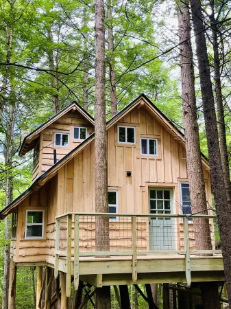 Treehouse With Hot Tub Close to Sunday River!