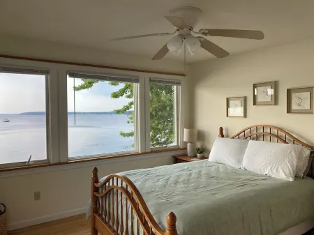 Shelburne Bay Waterfront Getaway Отели в г. Шелберн