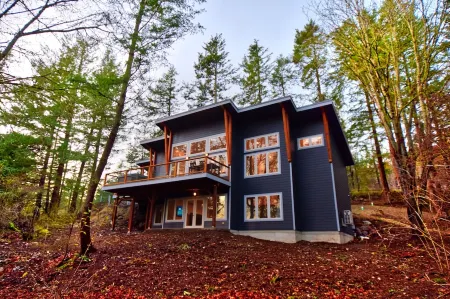 Newer Home - NW Modern w/ Hot Tub near Rosario Отели рядом с достопримечательностью «Summit Learning Center»