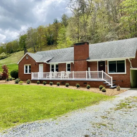 4 houses down from our farm, The Grace Place - king & queen beds