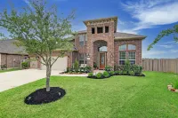 Elegant spacious home with water view. Prime location- Richmond, Katy, Houston, Rosenberg. Hotels near Cinco Ranch II Pavillion and Park at Spring Lake