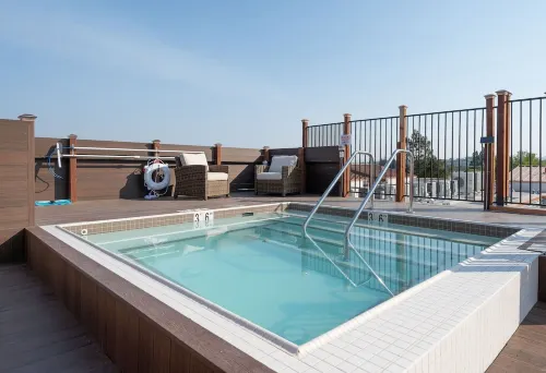 Bright & Sunny Top Floor • ADA Elevator • Walk Downtown • Garage • in-unit W/D
