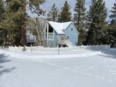 Wrightwood chalet with a/c, fireplace, elevated deck and beautiful views. Hotel in zona Angeles Crest Highway