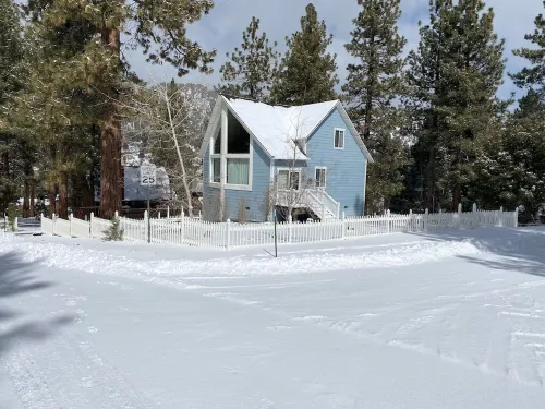 Wrightwood chalet with a/c, fireplace, elevated deck and beautiful views.