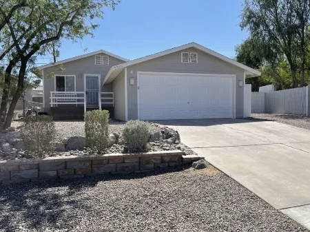 One block to the River, sports park, dogs, AC garage games!