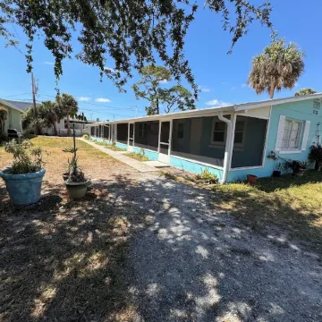875 Oasis #4 Location!