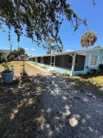 875 Oasis #4 Location!