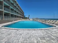 Seaz The Dayz in a Newly Renovated Oceanfront StudioPOOL/ OCEAN ACCESS OPEN
