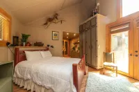 Cascade Basecamp | Fully Fenced/Hot Tub/Private!