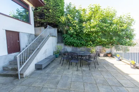 Beautiful family home with fantastic views over the Menai straits Отели рядом с достопримечательностью «Парк Гринвуд Фэмили»