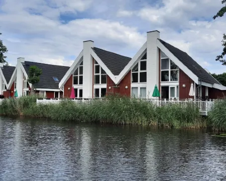 Vacation home with water terrace incl. additional costs - with sauna and fireplace Hotels in Wendisch Rietz