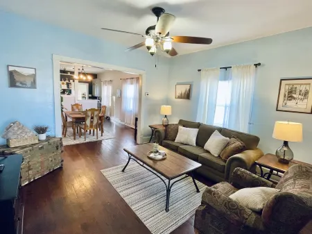 Charming & Cozy Craftsman: AC/Heat + Pets Free! Отели рядом с достопримечательностью «Most Holy Trinity Church»