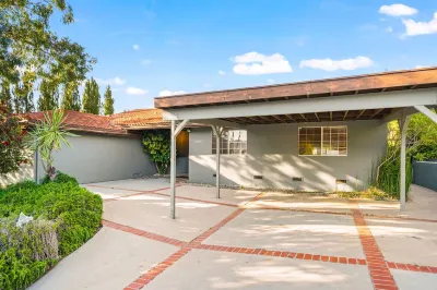 Picturesque Laurel Canyon Home w/Heated Pool/Spa Hotel dekat Millennium Dance Complex