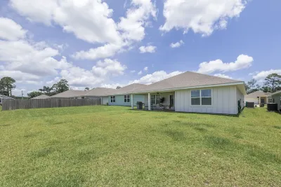 Modern & Cozy ☀ Close to Beach ☀ 4 Bedrooms ☀ 2 Full Baths Hotels near Aaronville Park