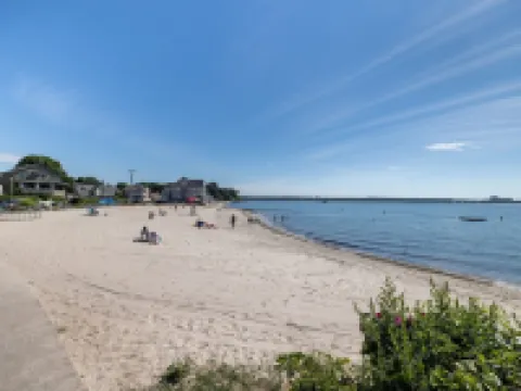 Seaside Serenity: Renovated Beach House Oasis in Charming Niantic Hotels in Niantic