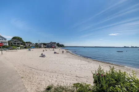 Seaside Serenity: Renovated Beach House Oasis in Charming Niantic
