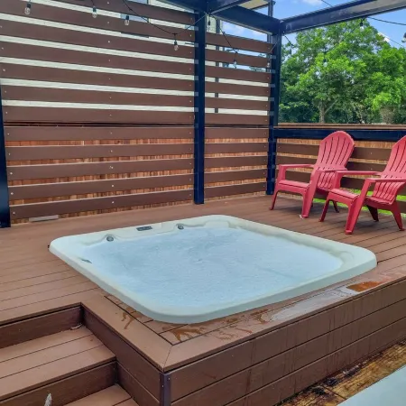 Simply Get-A-Waco - HOT TUB, Sleeps 10+, 5-minute walk to Silos & Downtown Waco!