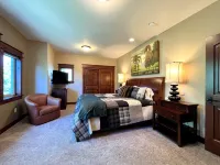 Luxury Home- On the Golf Course w/ Private Hot Tub Hotels near Cline Falls State Park
