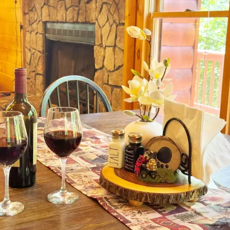 Spectacular Mountain View, rustic log, hot tub, deck fireplace