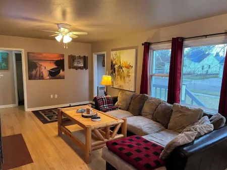 Rustic home only 5 minutes from Lake Sakakawea & Missouri River! Pet-friendly. Отели в г. Маклейн