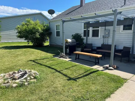 Rustic home only 5 minutes from Lake Sakakawea & Missouri River! Pet-friendly. Отели в г. Маклейн