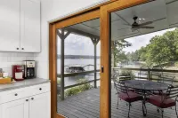 No Steps, Game Room, Canoe & Kayaks, Dock, All Paved Roads! 10 Min to 2 Marinas!