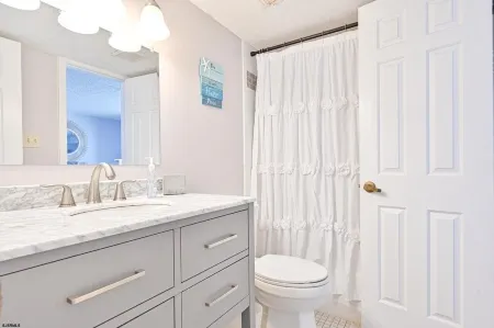 Beachfront  2 Bd Condo with Pool & ocean views-5 min to Atlantic City