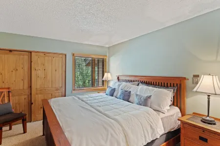 New! Ski In Ski Out Recently Updated 2-Bedroom Condo Отели рядом с достопримечательностью «Steamboat Ski Resort»