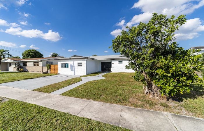 4BR/3BA Miami Welcoming Waterfront Wonder w/ Pool!