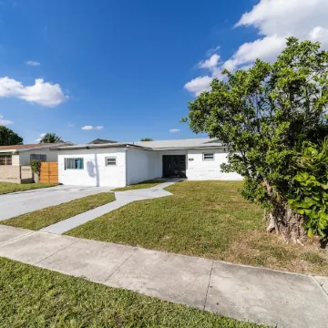 4BR/3BA Miami Welcoming Waterfront Wonder w/ Pool!
