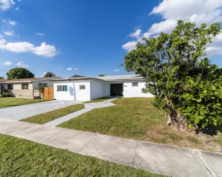 4BR/3BA Miami Welcoming Waterfront Wonder w/ Pool! Hotels in Ojus