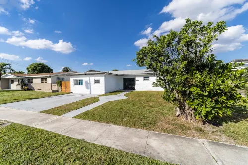 4BR/3BA Miami Welcoming Waterfront Wonder w/ Pool!