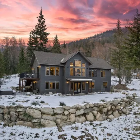 Gorgeous mountain getaway - VIEWS - HotTub - Private - Wildlife - Close to town