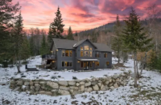 Gorgeous mountain getaway - VIEWS - HotTub - Private - Wildlife - Close to town