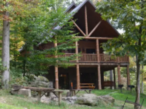 Secluded 3-bedroom cabin on 42 wooded acres with fishing pond, AC, WiFi Hotels in Coshocton County