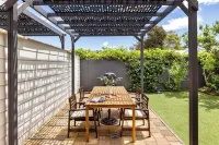 Crisp Stylish Family Villa, near Beach Pets also welcome! Free Wifi+Netflix